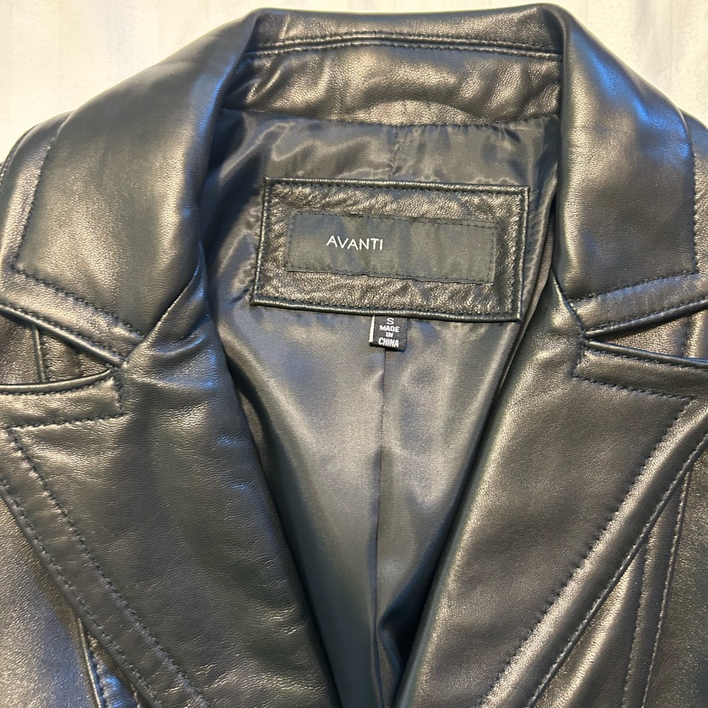 Avanti Women's Sleek Black Leather Jacket - Picture 2 of 3